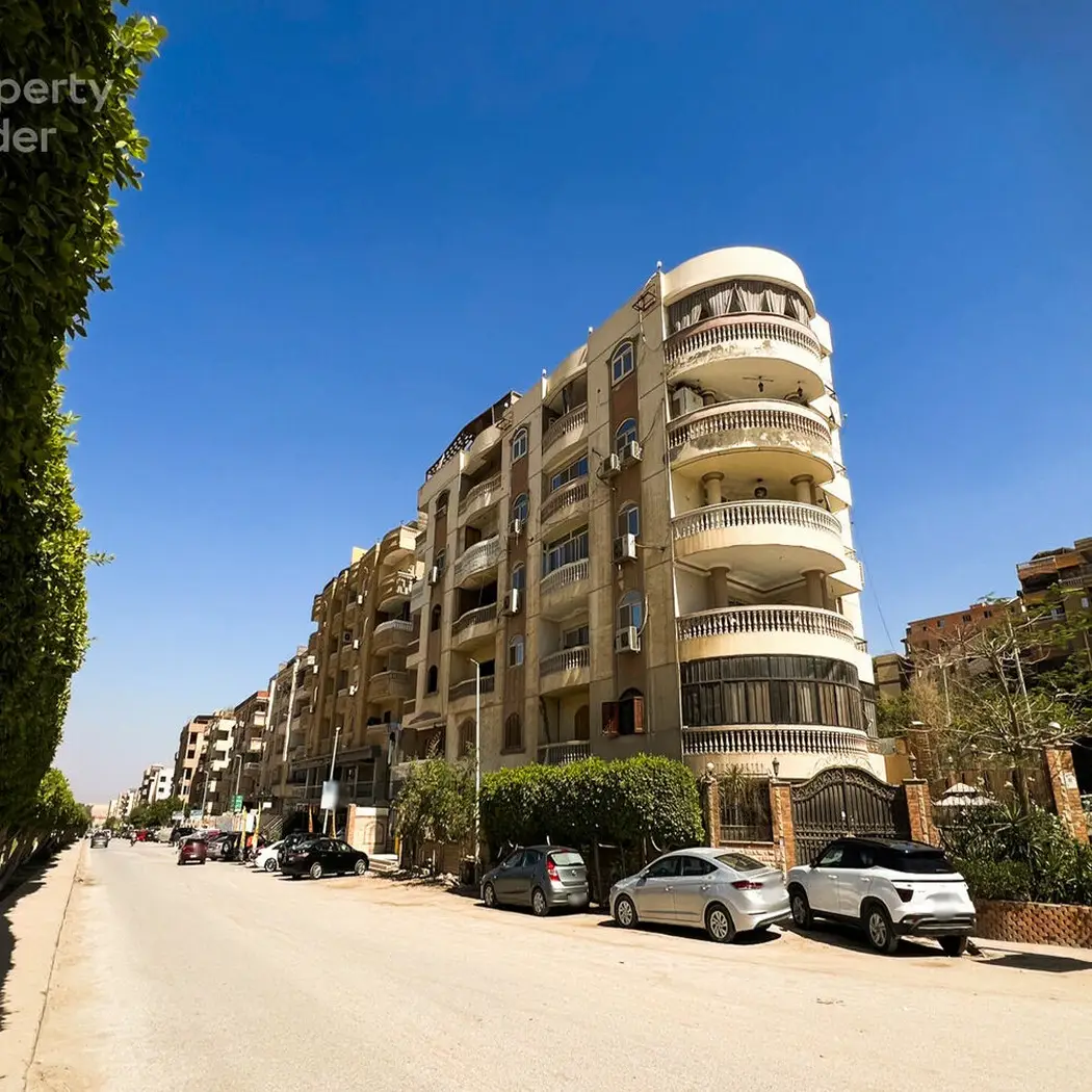 أفضل 7 أماكن في حدائق الأهرام: شارع سكني حقيقي يضم عمارات سكنية وواجهات متنوعة
