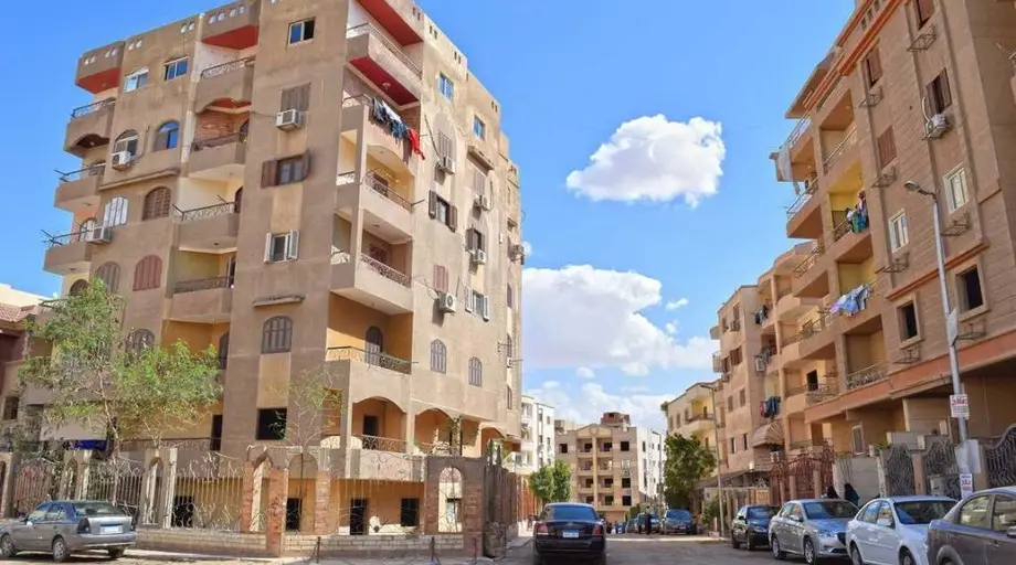 شوارع داخلية هادئة ومبانٍ سكنية أنيقة في أفضل 7 أماكن في حدائق الأهرام
