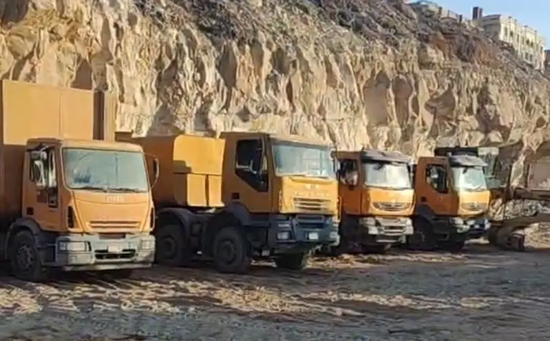 معدات أعمال رصف وتمهيد الطرق في حدائق الأهرام
