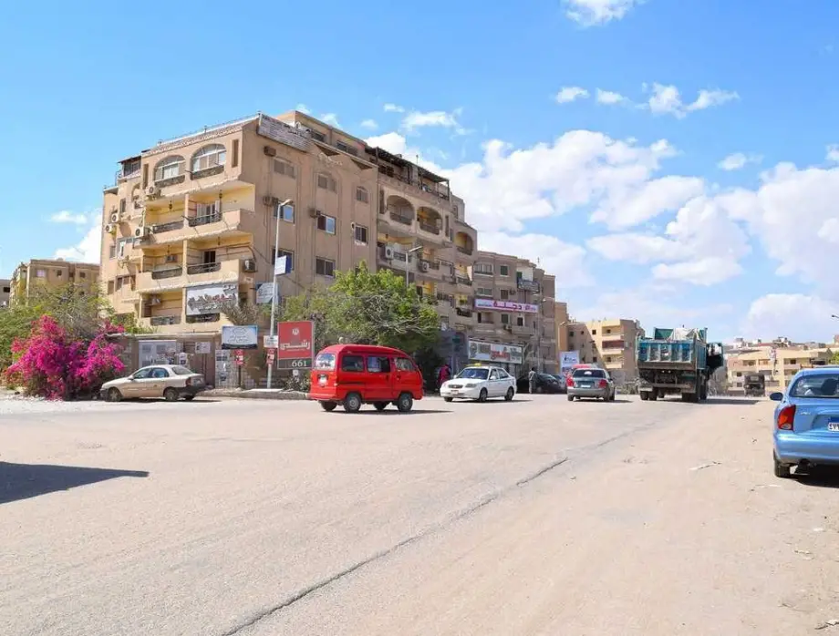 رصف وتطوير شوارع حدائق الأهرام وتحسين حركة السيارات